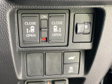 ステアリング上に複数のスイッチがまとまり、運転姿勢を大きく変えずに手元で操作できます。表示や配置が分かりやすく、日常の運転をサポートする便利な装備です。