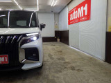 当店では専任のメカニックが大切なお客様のお車を一台一台丁寧に整備いたします。自社認証工場にてリフトアップし下回りまでキッチリ検査いたします。