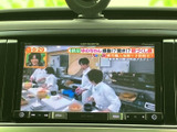テレビ映像を表示できるモニターを備えています。停車中の休憩時間などに番組を視聴でき、待ち時間を過ごす際にも活用しやすい装備です。操作画面も見やすく確認できます。