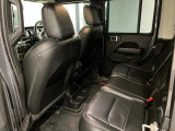 【リアシート】屋根までの高さがある車のため、大人の方でも圧迫感が少なく乗車出来ます。足元は広く取られているため、ゆったりとお乗り頂けます。