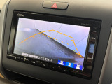 バックカメラを装備!後退時にナビ画面へ車両後方の映像を表示し、目視では確認しにくい場所の安全確認をサポート。狭い駐車場での車庫入れや縦列駐車にも役立つ、嬉しい装備です。