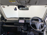 シンプルながら機能性あふれる運転席周りです。 使いやすいスイッチ類の配置によりとても運転しやすいですよ。