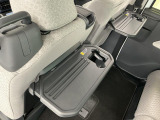 【格納式シートバックテーブル】車内でのお食事などで活躍♪カップホルダーも備えています。