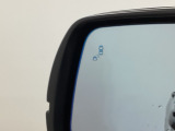 斜め後ろに存在する車を探知。その方向のドアミラー鏡面上にマークを表示し、存在をお知らせしてくれます。また、その方向にウインカーを操作すると、マークの点滅と警告音で注意を促します!