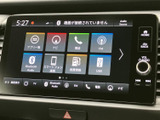 画面にはナビや電話、FM、Bluetooth、USBなどの項目が表示され、目的に応じて選びやすい構成です。タッチ画面と周囲のボタンを備え、日常のお出かけ時にも扱いやすい装備です。