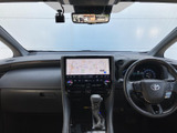 前方まで見渡しやすい運転席まわりで、フロントガラスからの視界も広々。画面やメーター類が中央から運転席側にまとまり、落ち着いた色合いの空間でゆったりお過ごしいただけます。