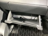 【グローブボックス】容器がせり出してくるバケットタイプ!一目で中身を把握でき、取り出しやすさにも優れます!