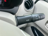 レバーに操作を示すマークが記され、運転席から位置や表示を確認しやすい仕様です。ステアリング脇に配置されているため、運転中も手元で必要な操作を行いやすくなっています。