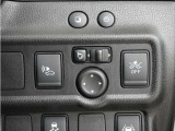エマージェンシーブレーキ搭載。自動的に緊急ブレーキを作動させて衝突を回避、または衝突時の被害や傷害を軽減します。