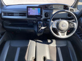 ナビ画面は運転席から確認しやすい位置にあり、メーターや空調まわりも見渡せる配置です。表示がまとまっているため、乗車中に必要な情報を把握しやすい室内です。