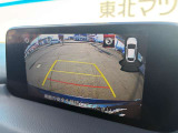 後退時に車両の後ろ側をモニター画面に表示します。車庫入れなどでバックする際に後方確認ができて便利です。車庫入れが苦手な人もこれで安心。