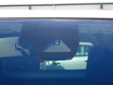 フロントカメラで前方の車両や歩行者等を検知。衝突しそうな時は衝突回避軽減ブレーキが作動、衝突回避をサポート。