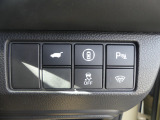 運転席からテールゲートの開閉が可能です。パーキングセンサ―、フロントガラス熱線、VSA、安全支援情報スイッチです。