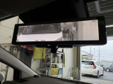 インテリジェント ルームミラーは、車両後方のカメラ映像をミラー面に映し出すので、車内の状況や、天候などに影響されず、いつでもクリアな後方視界が得られます