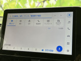 画面には目的地検索やお気に入りなどの項目が並び、タッチ操作で行き先を探せます。停車中にテレビを視聴できる装備も備わり、便利にお使いいただけます。