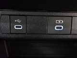 充電用USB端子付き。スマートフォンなどの充電に便利です。
