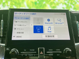 USBやBluetooth、テレビなど複数の音源を選べる画面で、利用したい機器に合わせて切り替えられます。チャンネルリストや音設定にもアクセスしやすく、日常の移動で好みの音源を楽しめます。