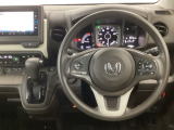 【ハンドル】運転にかかわる様々な操作を安全に行えるように視点移動が少なく操作性に配慮されたスイッチ類が凝縮されたコックピットです。