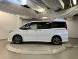 助手席側は電動スライドドアになってます。運転席やキーのリモコンで開閉できるので手が塞がっていても楽に積み降ろし出来ますよ。