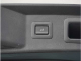 【パワーバックドア】スマートキーや運転席のボタンを押すだけでリアゲートが自動で開閉します。両手に荷物を持っている時や高い位置のバックドアを閉める際に便利な機能です。