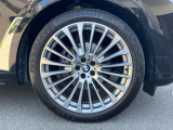 【BMWアロイホイール】軽量かつ強度に拘ったアロイホイール。走行性能ポテンシャルを引き出す設計。タイヤのサイドウォールが強化されたランフラットタイヤは、パンク時にタイヤがつぶれてもリムから外れません。