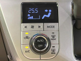 【オートエアコン】一度お好みの温度に設定すれば、車内の温度を検知し風量や温度を自動で調整。暑い&hellip;寒い&hellip;と何度もスイッチ操作をする必要はありません。快適な車内空間には必須の機能ですね♪