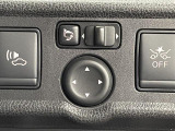 【電動格納ドアミラー】狭路の通行時や狭い場所に停車させるときに活躍する装備ですね。ボタン一つでドアミラーが格納されます。