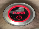 赤く光るPOWERスイッチが目を引き、乗車時に電源操作の位置を確認しやすい設計です。周囲のリング状の縁取りと文字表示で、スイッチの場所が分かりやすくなっています。