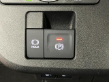 【電動パーキングブレーキ+オートブレーキホールド機能】 指先だけで簡単に操作が可能なパーキングブレーキ、スイッチを押すとブレーキペダルから足を離してもブレーキを保持できるオートブレーキホールド搭載。