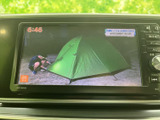 テレビ画面を備えており、停車中の休憩時間などに映像を視聴できます。お出かけ先でひと息つく時間にも楽しみが広がり、車内で過ごすひとときを彩ります。