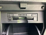ETC車載器を手の届きやすい位置に備え、料金所の通過をスムーズにサポートします。カードの挿入や利用状況を確認しやすく、高速道路を利用する機会の多い方に便利です。