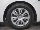 【ホイールキャップ】車に良く似合う純正ホイールキャップが装備されています。各種社外アルミホイールや、スタッドレスタイヤも取扱いしております。是非ご相談ください。
