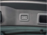 【パワーバックドア】スマートキーや運転席のボタンを押すだけでリアゲートが自動で開閉します。両手に荷物を持っている時や高い位置のバックドアを閉める際に便利な機能です。