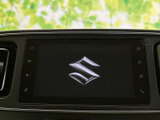 中央に配置された大きな画面と周囲のタッチアイコンで、表示を見ながら操作内容を把握しやすい構成です。画面を通じて案内やオーディオの利用ができ、移動中の情報確認や音楽再生に役立ちます。