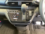 足元スッキリ、インパネシフトです。パーキングブレーキは電子制御パーキングブレーキタイプなので、運転席と助手席の間がスッキリしています。