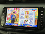 テレビ番組を画面で視聴できるため、停車中の待ち時間も楽しく過ごせます。画面内には番組内容が表示され、操作メニューも周囲にまとまっていて、利用しやすい配置です。