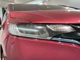 LEDヘッドライトは、点灯の瞬間から最大光量を発揮し、突然暗くなるトンネルなどでの安定感を高めます。