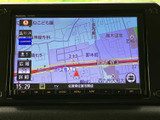 周辺の道路や施設名が地図上に表示され、現在地を確認しながら目的地へ向かえます。画面内の案内情報も見やすく、初めての場所へのお出かけや、慣れない道の確認にも便利です。
