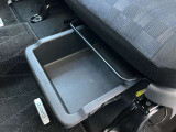 助手席シート下などたくさんの収納スペース付きです。