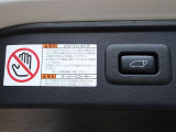 パワーバックドアを装備しています。バックドアを運転席からも開閉できます、便利ですよ。