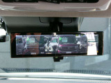 スマートルームミラー、後方がカメラの映像で見れるので視界くっきり、車内に障害物があっても関係ありません。普通のバックミラーとも切りかえが出来ます。