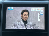 テレビ番組を画面で視聴でき、停車中の待ち時間を過ごす際にも活用できます。画面には番組映像と字幕が表示され、音声とあわせて内容を楽しめるため、お出かけ先でのひと休みにも便利です。