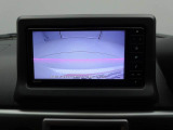 後退時に車両の後ろ側をモニター画面に表示します。車庫入れなどでバックする際に後方確認ができて便利です。車庫入れが苦手な人もこれで安心。