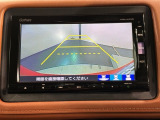 リバースギアに入れるだけで後方の表示へ切り替わります。夜間や雨の日の駐車も楽になりますよ。