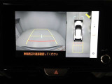 パノラミックビューモニターを装備。駐車場や交差点でクルマを真上から見るように周囲を確認できます。機能の詳細は販売店スタッフまでおたずねください。