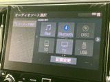 Bluetoothやディスク、SD、テレビ、USBなど複数の音源が画面に表示され、用途に応じて選択できます。項目が見やすく整理されているため、好みの音楽や音源に切り替えやすい構成です。