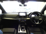 安全で快適な運転をサポートするアウディバーチャルコックピット。多機能でありながら優れた操作性で、シンプルで美しいインテリアデザインに溶け込んでいます。