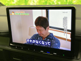 大画面に映像や操作メニューが表示され、画面上の案内を確認しやすい構成です。停車中のテレビ視聴にも活用でき、同乗者との待ち時間も過ごしやすくなります。