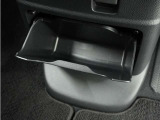 ◆センターロアボックス◆インパネ中央の下部には、ごみ箱としても使用する事ができるセンターロアボックスを装備しております。