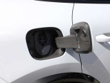 充電ポートは左右に装備しています。右は普通充電、左は急速充電用です。